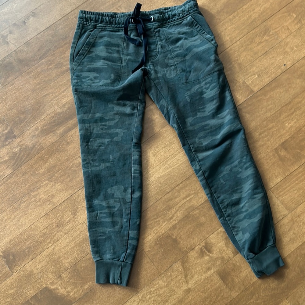 Sanctuary Camo joggers Size Small